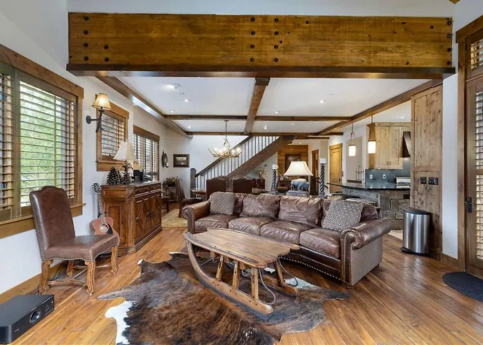 Holiday home Amazing Pet-friendly Executive Home, Ski-in Walk-out - Lr884 *