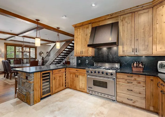 Amazing Pet-friendly Executive Home, Ski-in Walk-out - Lr884